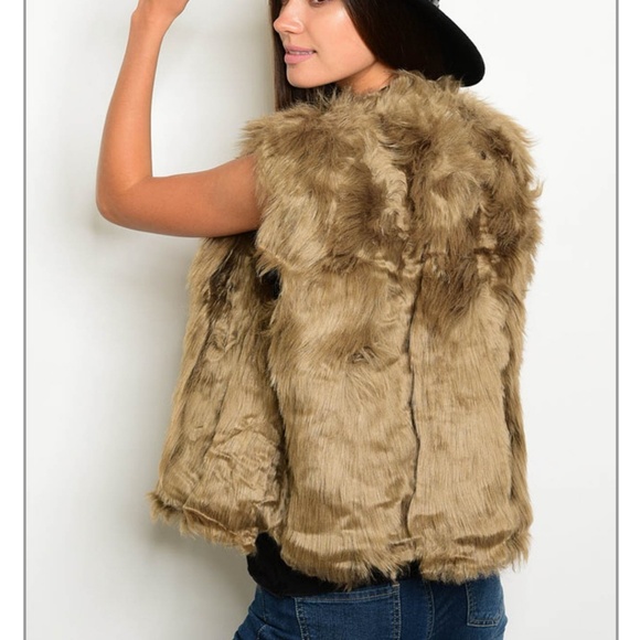 🌿New! CAMEL FAUX FUR VEST - Picture 3 of 4